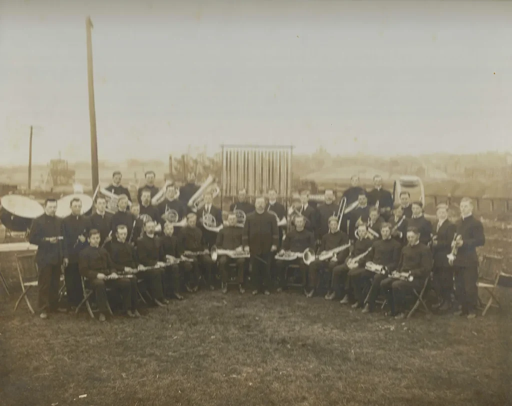 1913 photograph of band